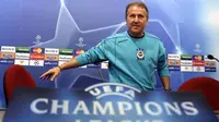 Fenerbahce&#039;s Brazilian coach Zico takes part in a press conference on the eve of a Champions league return leg football match against Sevilla in Seville on March 3, 2008. / CRISTINA QUICLER