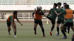 Pemain Timnas Indonesia U-19, Bagus Kahfi, berebut bola saat latihan di Stadion Pakansari, Bogor, Rabu (2/10). Latihan ini merupakan persiapan jelang AFF U-19 di Vietnam. (Bola.com/Yoppy Renato)