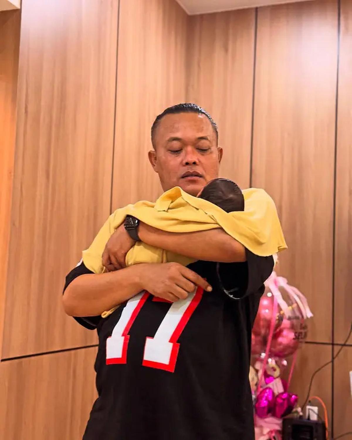 7 Potret Sule Bertemu Cucu Pertama, Penampilan Mahalini Berdaster Jadi Sorotan
