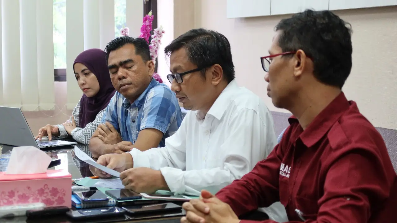 Dekan Fakultas Teknik Universitas Jember, Triwahiu Hardianto (baju putih) memberikan keterangan pres terkait tewasnya mahasiswi Fakultas Teknik Unej dalam kegiatan  pecinta alam (Istimewa)