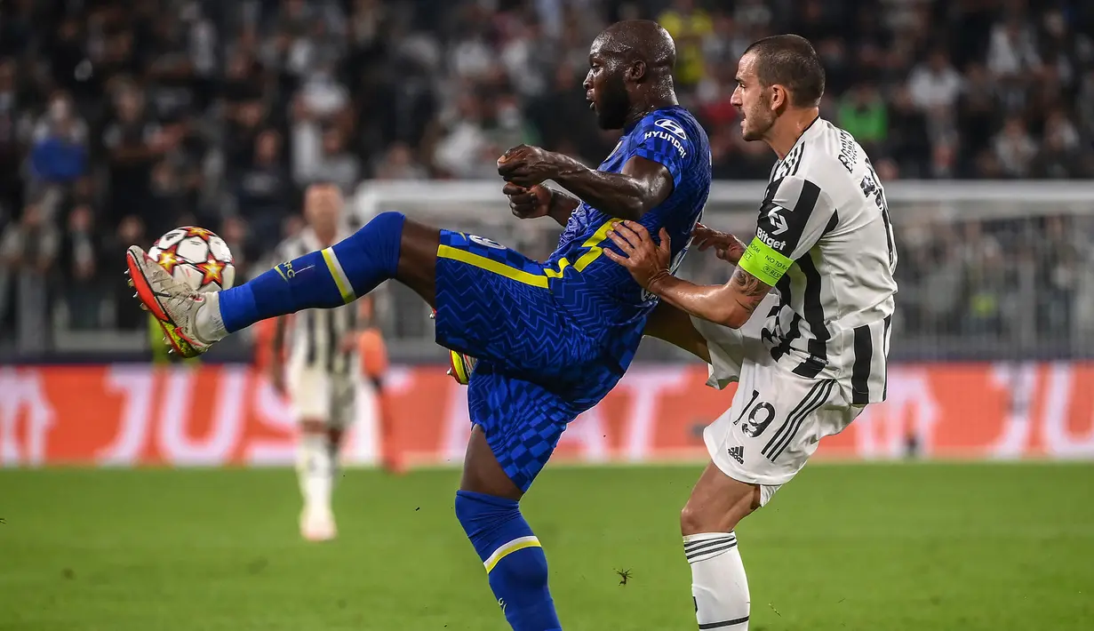 Chelsea memperoleh peluang pertama pada menit ke-6 melalui Romelu Lukaku. Sambarannya usai menerima umpan sepak pojok Marcos Alonso masih dapat diamankan kiper Juventus, Wojciech Szczesny. (AFP/Marco Bertorello)