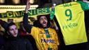 Mantan bintang FC Nantes, Emiliano Sala dikabarkan meninggal dunia usai pesawat yang ditumpanginya hilang dari kontak, selasa (22/1). Hal tersebut membuat pendukung FC Nantes larut dalam rasa duka. (AFP/Loic Venance)