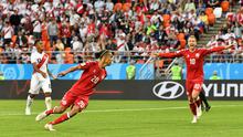 Pemain Timnas Denmark, Yurary Poulsen, merayakan gol yang diciptakannya bersama rekan setimnya, Christian Eriksen, di pertandingan Grup C Piala Dunia 2018 di Mordovia Arena, Saransk, Sabtu (16/6/2018). (AP Photo/Martin Meissner)