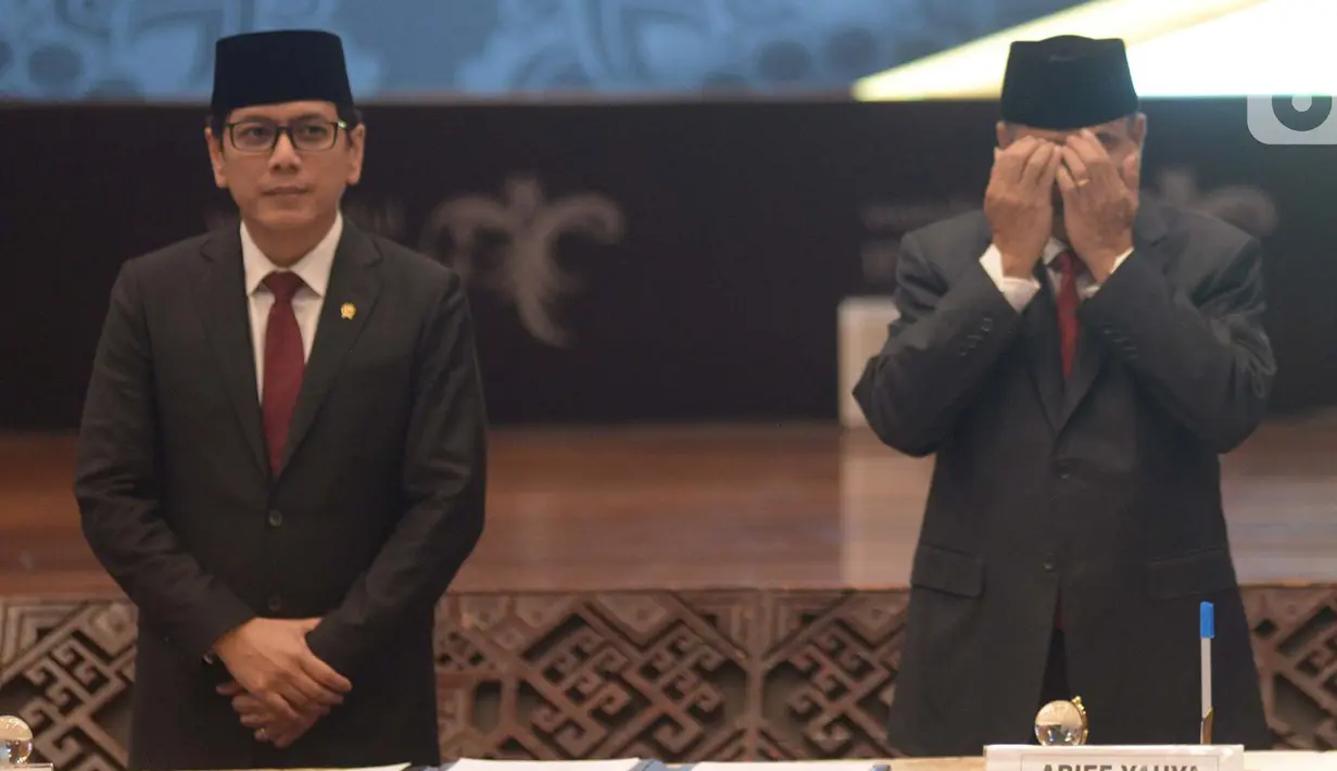 Menteri Pariwisata dan Ekonomi Kreatif, Wishnutama Kusbandio dan pejabat lama Arief Yahya menghadiri serah terima jabatan di Gedung Kemenpar, Jakarta, Rabu (23/10/2019). Wishnutama mengikuti prosesi Sertijab dari Arief Yahya, Menteri Pariwisata 2014-2019. (merdeka.com/Imam Buhori)