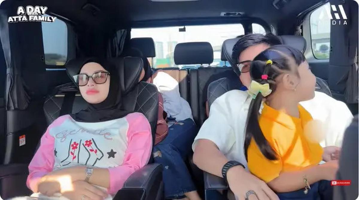 6 Detail Outfit Kasual Aurel Hermansyah Antar Ameena di Hari Pertama Sekolah