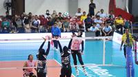 Tim putri Petrokimia Gresik Pupuk Indonesia mengalahkan TNI AU Electric pada laga Pul DD Livoli Divisi Utama putaran reguler kedua di GOR Utama Bojonegoro, Jumat (19/9). (foto: PBVSI)