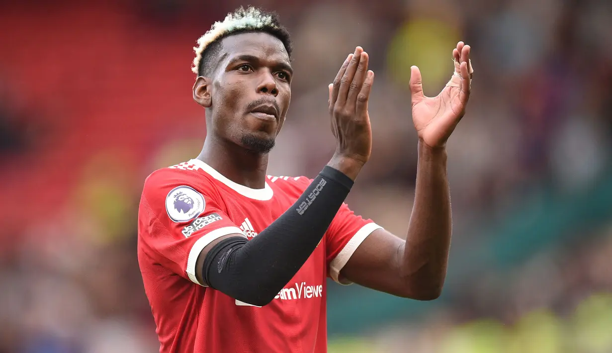 Kemampuan bertahan Paul Pogba sebagai gelandang di bawah standar. Hal tersebut membuat Ole menggeser dirinya ke peran penyerangan. Namun, meski memiliki skill dribbling yang mumpuni, kurangnya kecepatannya saat berlari menghambat kecepatan serangan balik MU. (AFP/Oli Scarff)