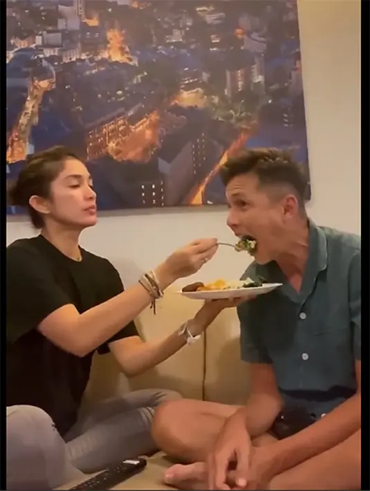 Bahkan, perhatiannya kepada sang suami bisa mengalahkan untuk anak-anaknya. "Anak-anak saja kadang enggak aku suapin kalau makan," kata Ussy dalam kanal Youtubenya. [Youtube/Ussy Andhika Official]