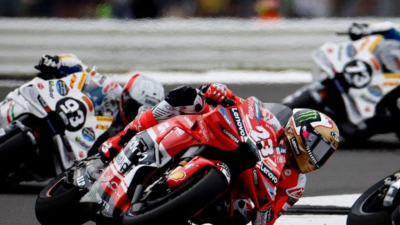 Pembalap Ducati Lenovo, Enea Bastianini berhasil menjuarai MotoGP Inggris 2024 di Sirkuit Silverstone, Northamptonshire, Inggis, pada Minggu (4/8/2024) malam WIB. Bastianini finish terdepan dengan catatan waktu 39 menit 51,879 detik.&nbsp;Foto: Benjamin C