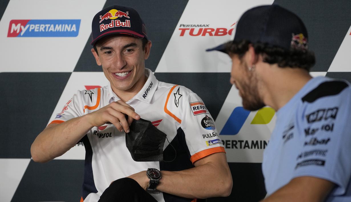 Marc Marquez pun segera dilarikan ke rumah sakit terdekat dan mundur dari balapan utama. Tim medis mengonfirmasi ia menderita gegar otak ringan dan memar. Setelah tiba di Spanyol ia divonis menderita diplopia atau penglihatan ganda yang ketiga kali. (AP/Achmad Ibrahim)