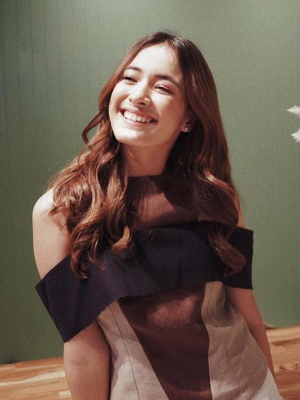 Senyum manisnya semakin meningkatkan aura kecantikan aktris muda ini. Baru-baru ini Mawar Eva merilis single Lebih dari Egoku setelah sebelumnya merilis lagu Heartbeat bersama Julian Jacob. (Liputan6.com/IG/@mawar_eva)