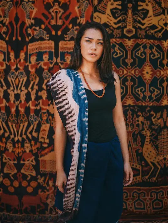 Seperti ini misalnya, Adinia berpenampilan kasual dengan celana dan tanktop hitamnya. Lalu ia memadukan kain bermotif etnik dan unik pada bagian pundak sebelah kanannya.  (Instagram/wrst)
