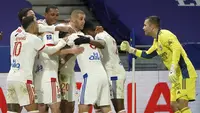 Para pemain Lyon merayakan gol kedua yang dibuat bek Leo Dubois ke gawang Bordeaux di masa injury time dalam laga lanjutan Liga Prancis 2020/21 pekan ke-22 di Groupama Stadium, Jumat (29/1/2021). Lyon menang 2-1 atas Bordeaux. (AP/Laurent Cipriani)