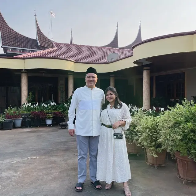 Galeri Foto Liana Saputri dengan Baju Putih