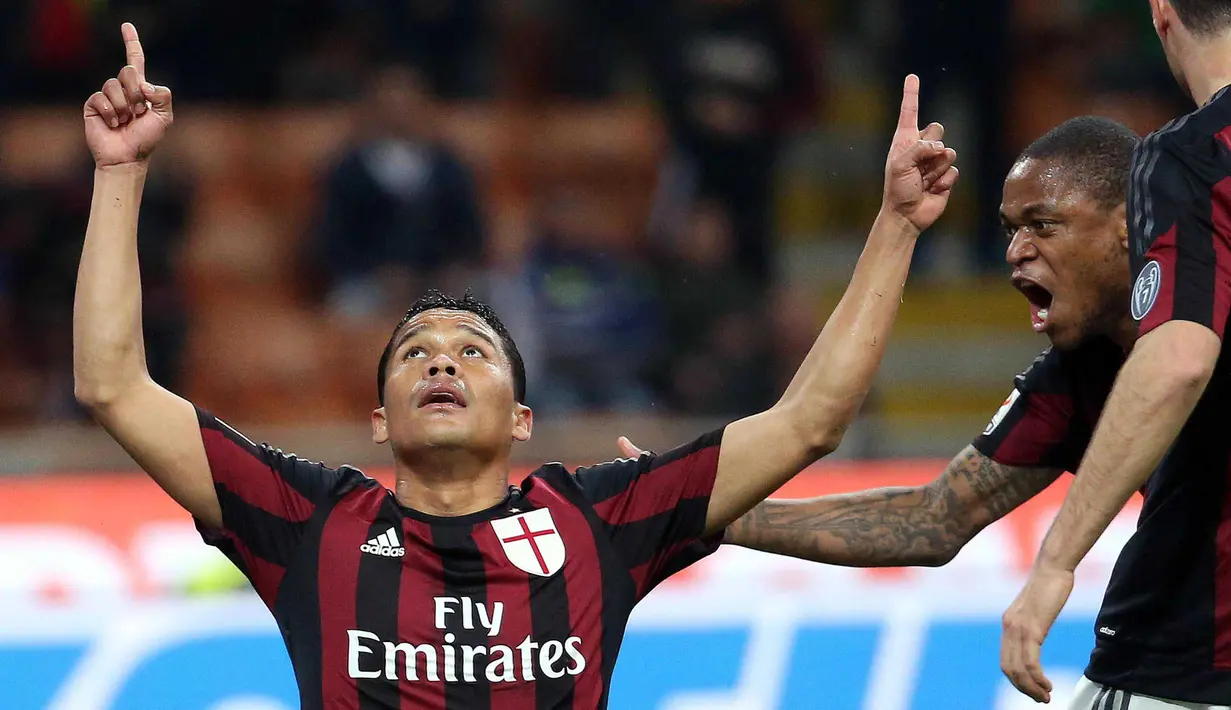 Pemain Milan, Carlos Bacca (kiri)  merayakan golnya ke gawang Lazio pada lanjutan liga Italia serie A di Stadion San Siro, Millan, Senin (21/3/2016) dini hari WIB. (EPA/Matteo Bazzi)