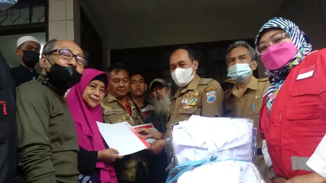 Gerak Cepat Plt Wali Kota Cimahi Tinjau dan Serahkan Bantuan untuk Korban Kebakaran di Cijerah