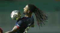 Mengawali laga, Arema FC tidak menunggu waktu lama untuk menggempur pertahanan PSM. Peluang pertama laga ini tercipta pada menit kedua lewat striker Carlos Fortes yang tembakannya melambung di atas mistar gawang Juku Eja. (Foto: Bola.com/M Iqbal Ichsan)