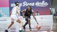 Bima Perkasa Jogja (BPJ) menelan kekalahan 74-83 dari&nbsp;RANS Simba Bogor dalam lanjutan Indonesian Basketball League (IBL) 2025 di Gymnasium Sekolah Vokasi IPB, Minggu (16/2/2025). (Bola.com/Ana Dewi)