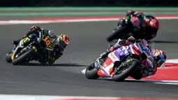 Jorge Martin berhak menempati urutan terdepan usai mengasapi Luca Marini dan Marco Bezzecchi yang harus puas menghuni peringkat kedua serta ketiga. (SONNY TUMBELAKA/AFP)