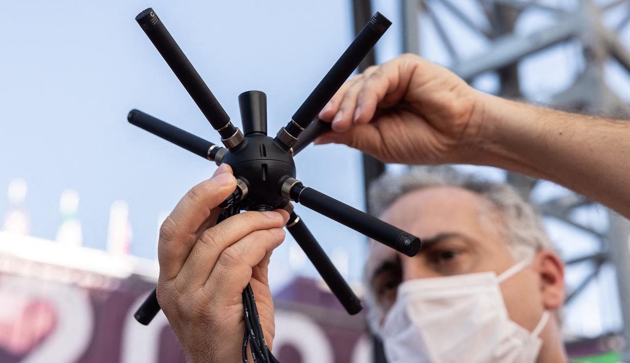 Nuno Duarte, seorang manajer audio senior di Olympic Broadcasting Services, menunjukkan mikrofon yang mampu mengumpulkan suara imersif di Aomi Urban Sports Park, venue basket 3x3, selama pertandingan Olimpiade Tokyo 2020, pada 19 Juli 2021. (AFP/Yuki Iwamura)