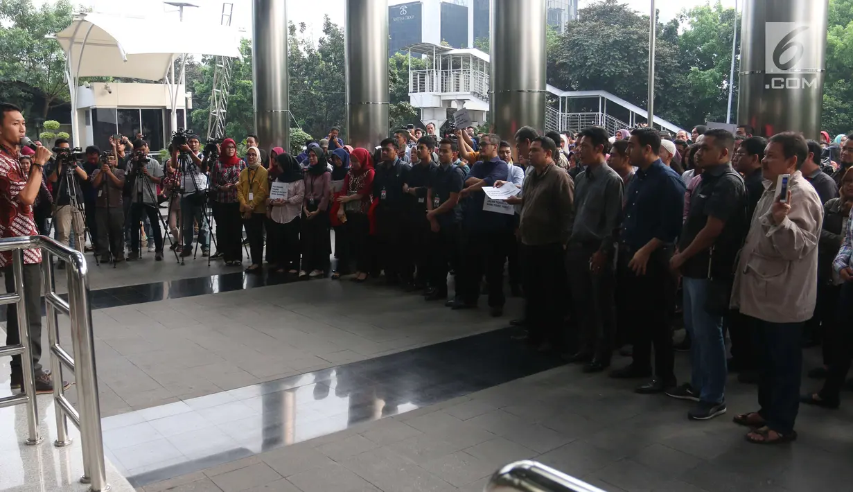 Sejumlah orang mengikuti doa bersama saat peringatan 100 hari penyerangan Novel Baswedan di gedung KPK, Jakarta, Kamis (20/7). Sebelumnya Novel disiram air keras oleh orang tak dikenal seusai menjalankan shalat subuh di masjid. (Liputan6.com/Helmi Afandi)