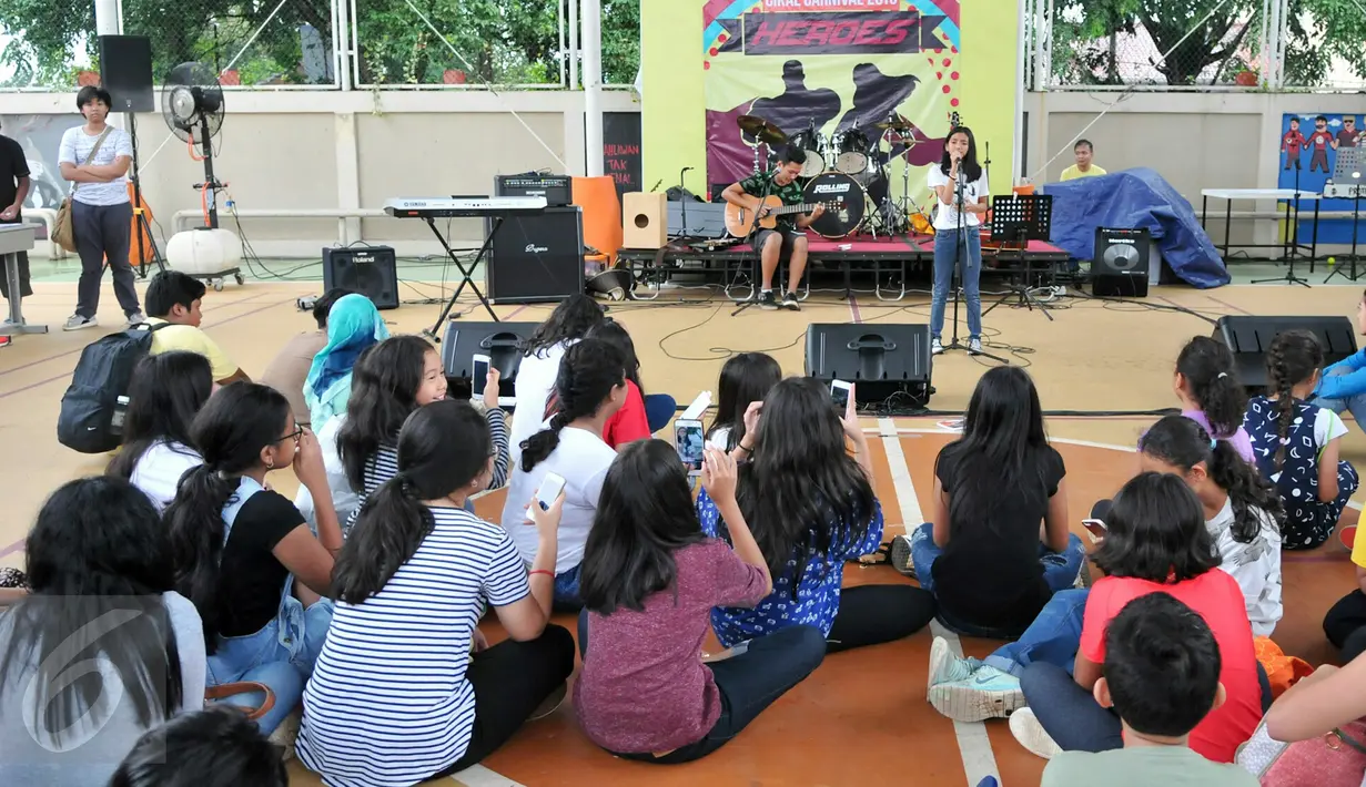 Selain permainan games, acara tahunan Sekolah Cikal Menengah Amri juga megelar pentas seni untuk anak-anak, Jakarta, Jumat (18/12). Acara tahunan kali ini bertajuk 'Cikal Carnival Heroes'. (Liputan6.com/Yoppy Renato)