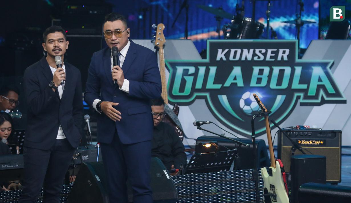 <p><span style="text-decoration: line-through;"></span>Mantan pemain Persija Jakarta, Bambang Pamungkas (kiri) ikut menjadi host untuk memandu acara Konser Gila Bola 2022 bersama Irfan Hakim, Gilang Dirga, Rendra Soedjono, dan Edwin Setyadinata yang berlangsung di Studio 5 Indosiar, Daan Mogot, Jakarta, Kamis (17/11/2022). (Bola.com/Bagaskara Lazuardi)</p>