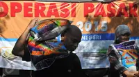 Sejumlah warga tampak membawa karung beras, Jakarta, Minggu (21/6/2015). Operasi Pasar diluncurkan Kemendag untuk membantu warga mendapatkan beras dan daging murah saat Ramadan. (Liputan6.com/Herman Zakharia)