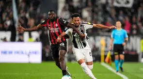 Youssouf Fofana berebut bola dengan Lloyd Kelly di laga&nbsp;Juventus&nbsp;vs AC Milan di pekan ke enam Serie A 2025/2026 di Allianz Stadium, Senin (06/10/2025). (Fabio Ferrari/LaPresse via AP)