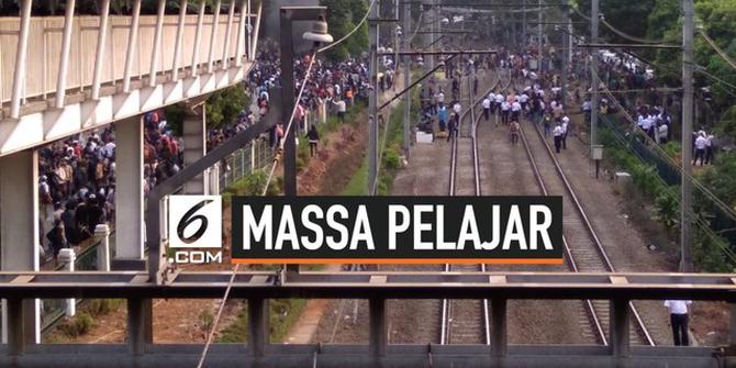 VIDEO: Massa Pelajar Terlibat Kericuhan dengan Polisi di Kawasan Palmerah