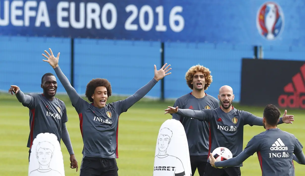 Para pemain Belgia menikmati latihan jelang melawan Wales pada perempat final piala Eropa 2016 di  Girondins de Bordeaux, Le Haillan, Prancis, (28/6/2016). (REUTERS/Regis Duvignau)