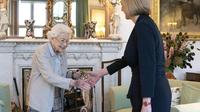 Ratu Elizabeth membuat penampilan publik pertamanya sejak Juli yang sekaligus menjadi penampilan terakhir saat menyambut Perdana Menteri Liz Truss di Balmoral pada 6 September 2022 (Foto: Instagram @theroyalfamily)
