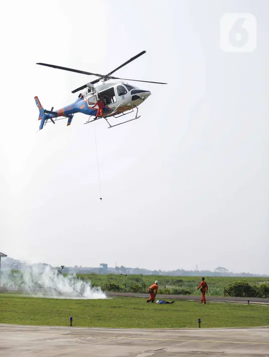 Anggota Polairud bersama tim SAR bersiap mengevakuasi korban bencana saat simulasi pada perayaan HUT ke-69 Polairud di Mako Polairud, Pondok Cabe, Tangerang, Rabu (4/12/2019). Dalam simulasi tersebut turut dikerahkan helikopter hingga anjing K9. (Liputan6.com/Faizal Fanani)
