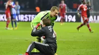Manuel Neuer angkat Thomas Mueller yang larut dalam kegembiraan selebrasi juara(ODD ANDERSEN/AFP)