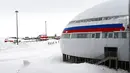 Sekelompok tentara berdiri di atrium tengah yang disebut "Arctic Trefoil" di Pulau Alexandra Land dekat Nagurskoye, Rusia, Senin (17/5/2021). Pangkalan militer paling utara Rusia ini memproyeksikan kekuatan dan pengaruh Moskow di seluruh Kutub Utara. (AP Photo/Alexander Zemlianichenko)