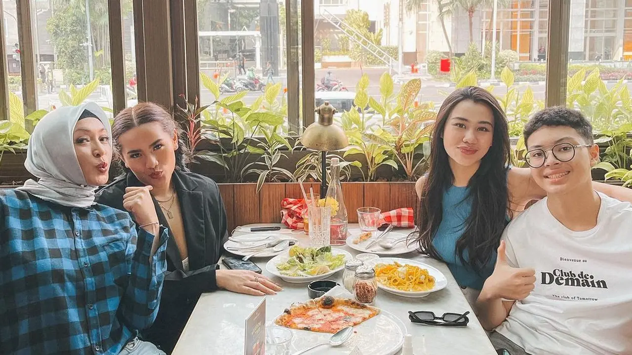 [Fimela] Angelina Sondakh dan Anak-anak