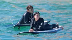 Kabar kedekatan adik Gigi Hadid, Anwar Hadid dengan Dua Lipa makin terekspos publik. Mereka menikmati suasana laut berdua. Selisih umur keduanya ialah 4 tahun lebih tua Dua Lipa. (Liputan6.com/IG/@duadiares2)