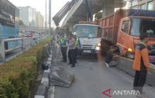 Truk Tabrak Separator Busway di MT Haryono, Pengemudi Diduga Mengantuk