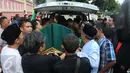 Jenazah Budi Anduk saat dikeluarkan dari Ambulans untuk disalatkan, Bekasi, Senin (11/1/2016). Komedian kelahiran 8 Februari 1968 itu menghembuskan nafas terakhir pada usia 47 tahun di Rumah Sakit Dharmais, Jakarta. (Liputan6.com/Herman Zakharia)