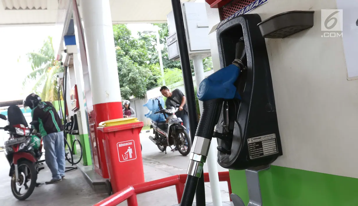 Pengendara mengisi  BBM di SPBU Jakarta, Minggu (10/2). Harga Pertamax diturunkan dari Rp 10.200 menjadi Rp 9.850 per liter, harga Dexlite diturunkan dari Rp 10.300 menjadi Rp 10.200 per liter. (Liputan6.com/AnggaYuniar)