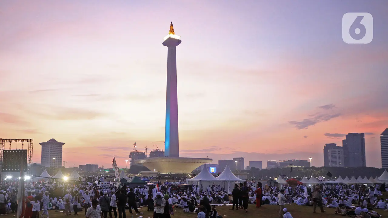 Salat Tahajud dan Doa Bersama Isi Reuni 212 di Monas