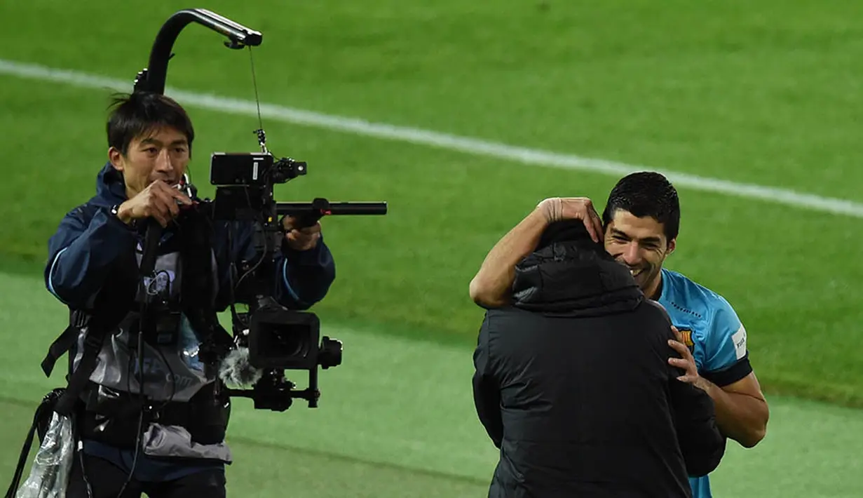 Luis Suarez memeluk Neymar yang tidak bisa tampil karena cedera pada Piala Dunia Antarklub di Jepang. (AFP/Toru Yamanaka)