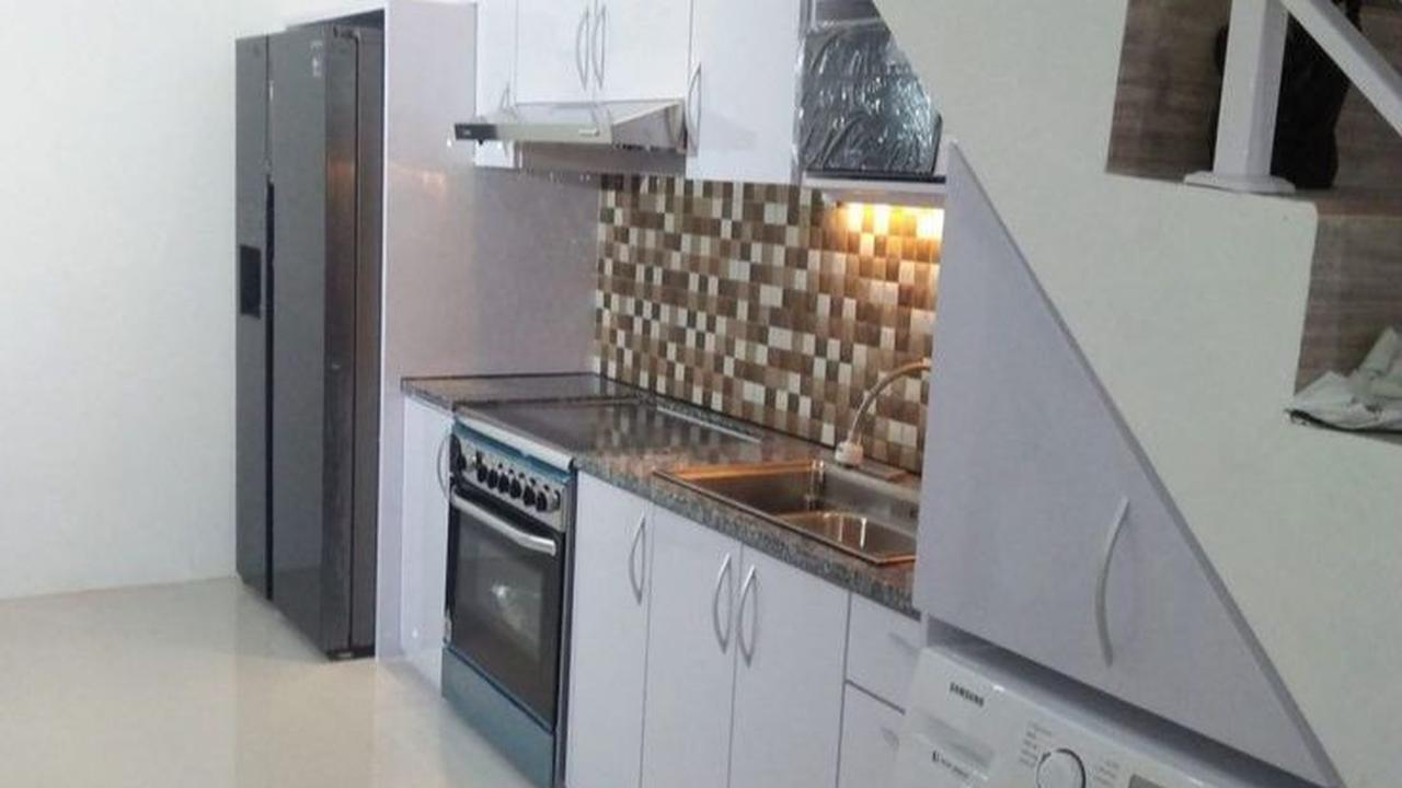 3. Dapur dengan Cuci Baju di Bawah Tangga
