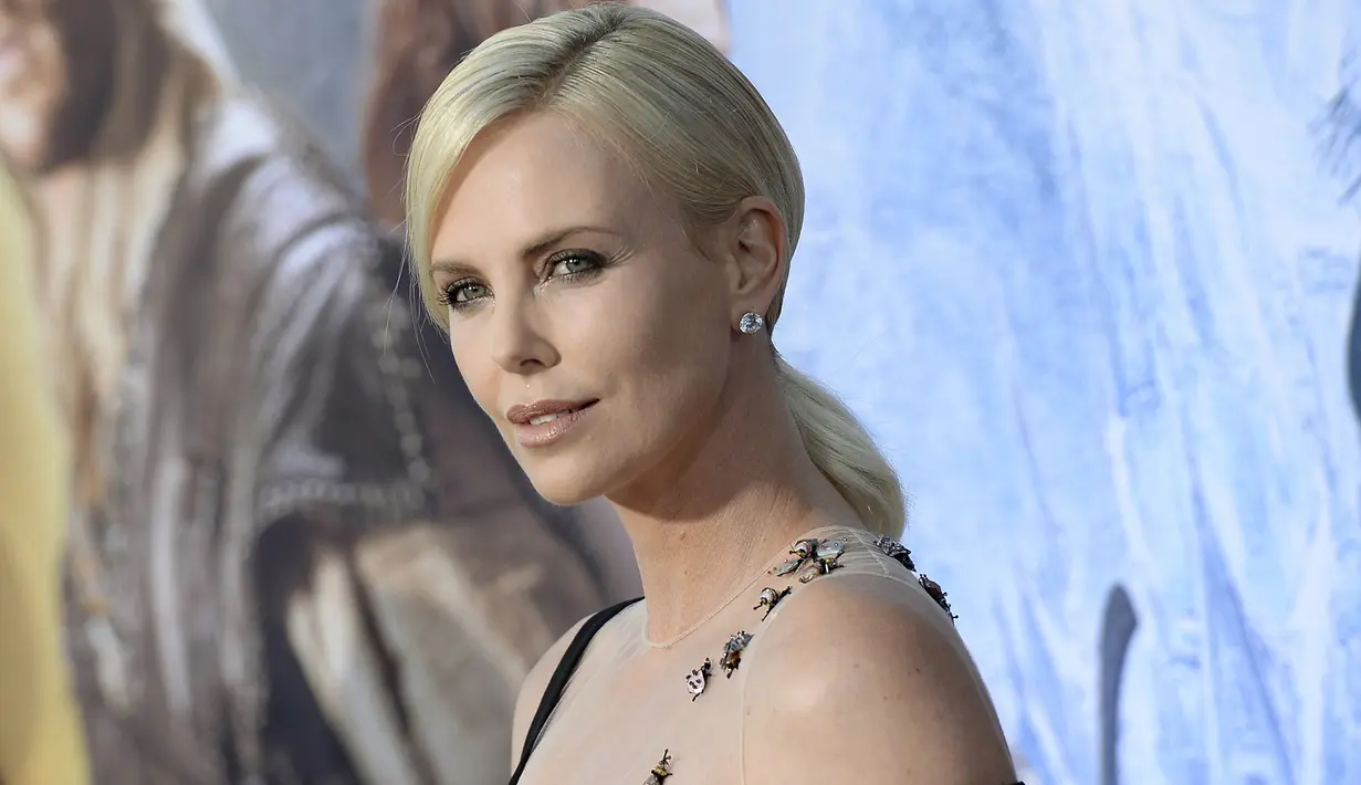 Artis  Charlize Theron saat hadir selama pemutaran perdana film " The Huntsman : Winter War " di Los Angeles , California , (11/4). Charlize Theron berperan sebagai Queen pada film " The Huntsman : Winter War " tersebut. (REUTERS / Kevork Djansezian) 