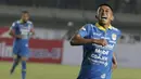 Gelandang Persib Bandung, Febri Hariyadi, melakukan selebrasi usai membobol gawang Persipura Jayapura pada laga Liga 1 2019 di Stadion Si Jalak Harupat, Bandung, Sabtu (18/5). Persib menang 3-0 atas Persipura. (Bola.com/M. Iqbal Ichsan)