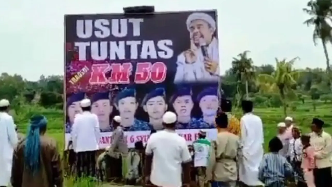 Viral Video Massa Menjaga Baliho Rizieq Shihab Bertuliskan 'Usung Tragedi KM 50'