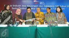  Ketua Dewan Komisioner OJK, Muliaman Hadad (kedua kiri) melihat catatan akhir tahun OJK di gedung OJK, Jakarta,Jumat (30/12). OJK menyebutkan Sektor jasa keuangan domestik masih berada dalam kondisi normal.(Liputan6.com/Angga Yuniar)