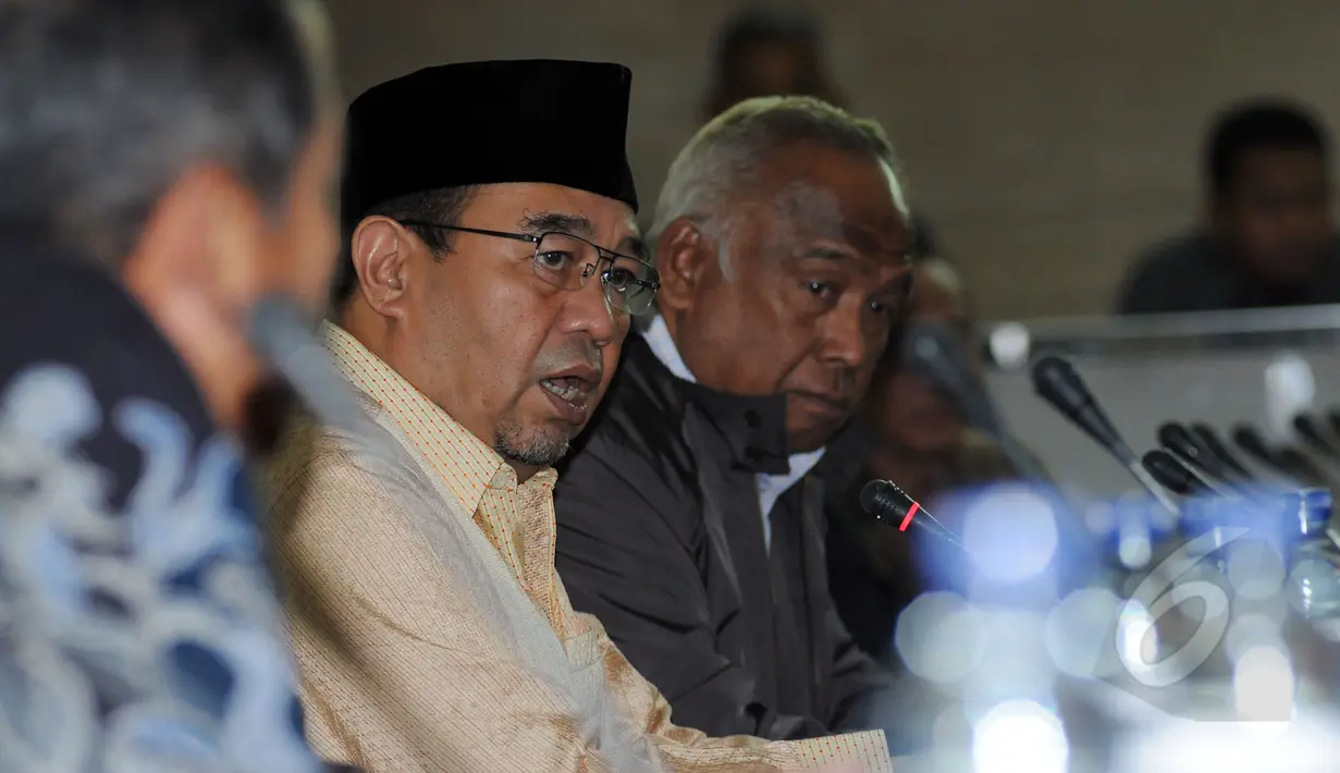 Ketua BPK RI Harry Azhar Aziz (kiri) memberikan sejumlah keterangan seusai melakukan pertemuan tertutup dengan Pimpinan BPK di Gedung BPK, Jakarta, Rabu (11/3/2015). (Liputan6.com/Helmi Fithriansyah)