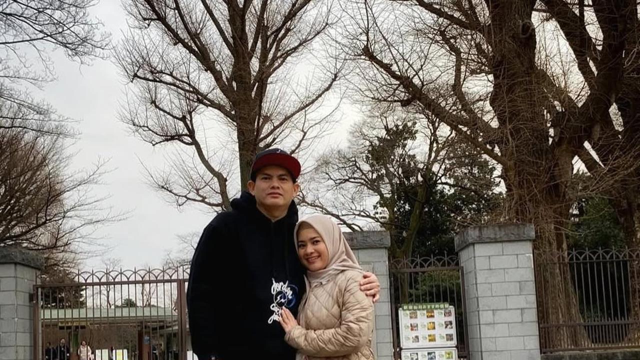 7 Potret Rumah Tangga Harmonis Ikke Nurjanah dan Suami yang Usianya Lebih Muda, Rayakan Lebaran Bareng Keluarga