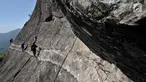 Pendaki memanjat tebing Gunung Parang via Jalur Ferrata, Desa Cihuni, Purwakarta, Jawa Barat, Sabtu (30/3). Gunung berketinggian 930 mdpl tersebut menjadi lokasi pilihan bagi pemanjat tebing lokal dan mancanegara. (merdeka.com/Iqbal Nugroho)